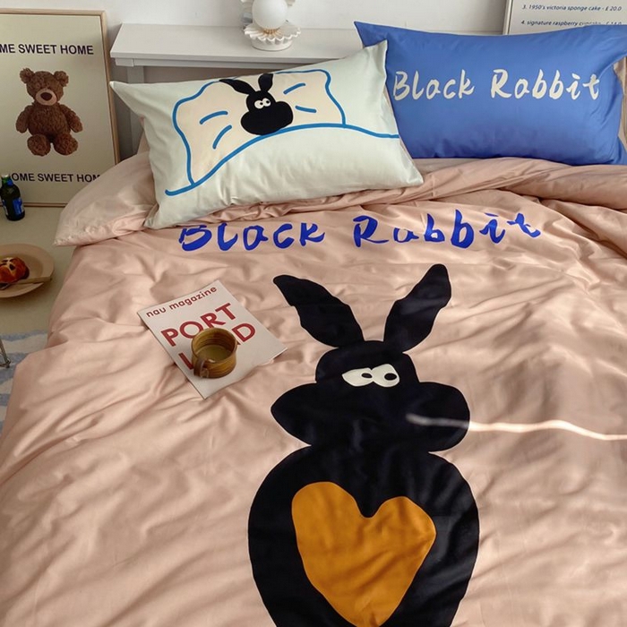 91家纺网 家纺一手货源 找家纺 柚可家居 2024定版数码印花卡通40全棉四件套 布莱克兔