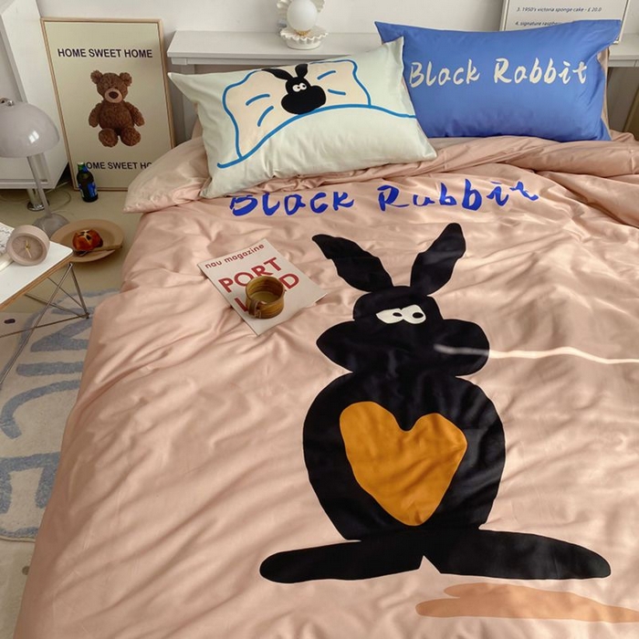 91家纺网 家纺一手货源 找家纺 柚可家居 2024定版数码印花卡通40全棉四件套 布莱克兔