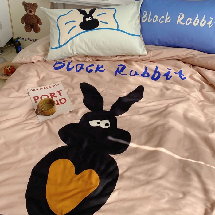 91家纺网 家纺一手货源 找家纺 柚可家居 2024定版数码印花卡通40全棉四件套 布莱克兔