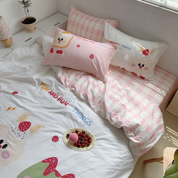 91家纺网 家纺一手货源 找家纺 柚可家居 2024定版数码印花卡通40全棉四件套 草莓芝士