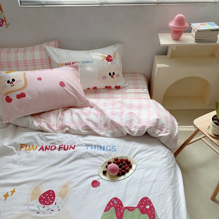 91家纺网 家纺一手货源 找家纺 柚可家居 2024定版数码印花卡通40全棉四件套 草莓芝士