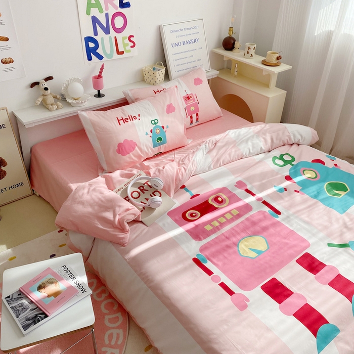 91家纺网 家纺一手货源 找家纺 柚可家居 2024定版数码印花卡通40全棉四件套 机器人粉