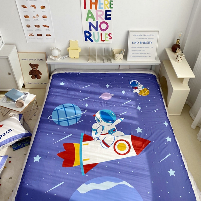 91家纺网 家纺一手货源 找家纺 柚可家居 2024定版数码印花卡通40全棉四件套 宇航员蓝