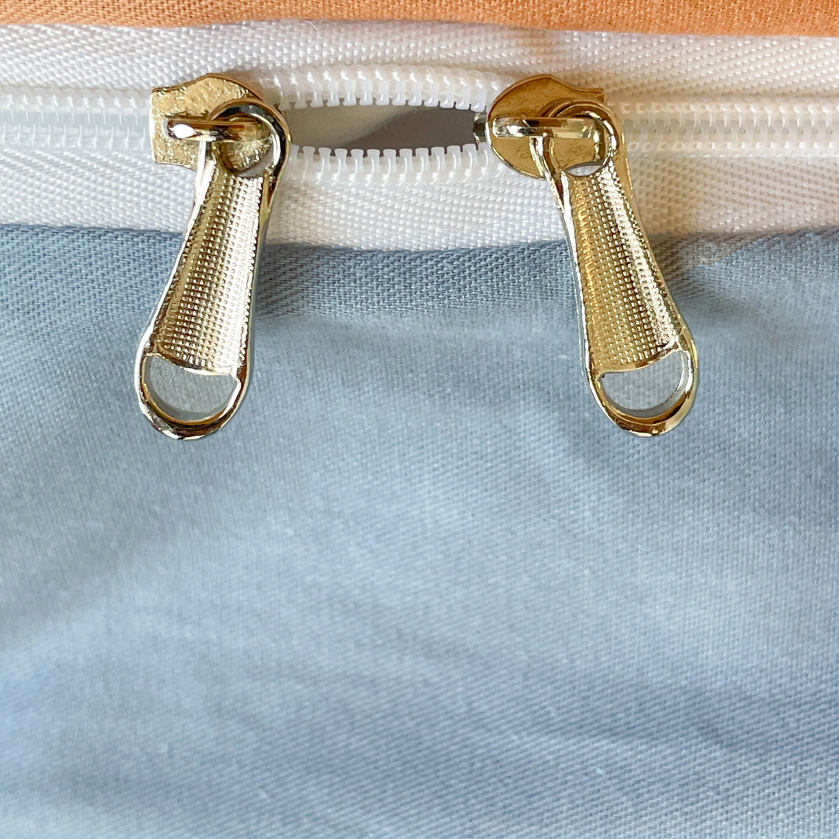 91家纺网 家纺一手货源 找家纺 恩泽家纺 2025新款全棉双拼学生宿舍三件套 红驼+月白兰