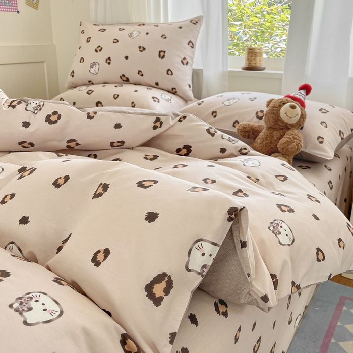 91家纺网 家纺一手货源 找家纺 首尔家纺 2025新款学生季全棉跑量款四件套系列卡通小清新AB版学生三件套 豹点猫咪