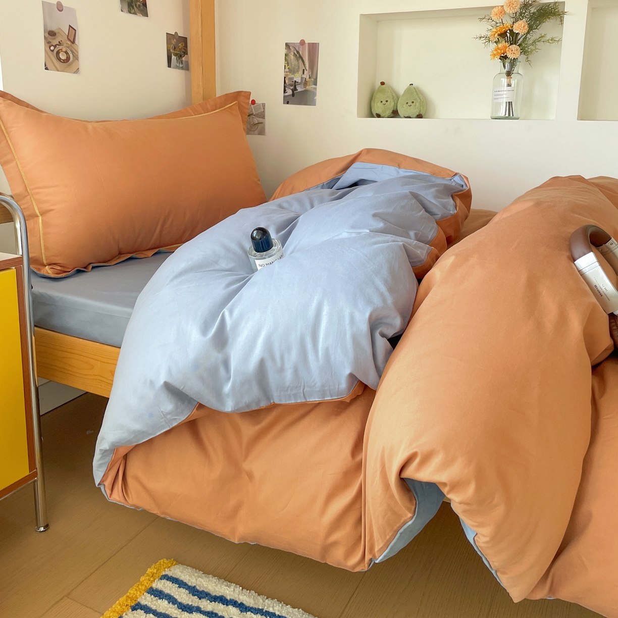 91家纺网 家纺一手货源 找家纺 恩泽家纺 2025新款全棉双拼学生宿舍三件套 红驼+月白兰