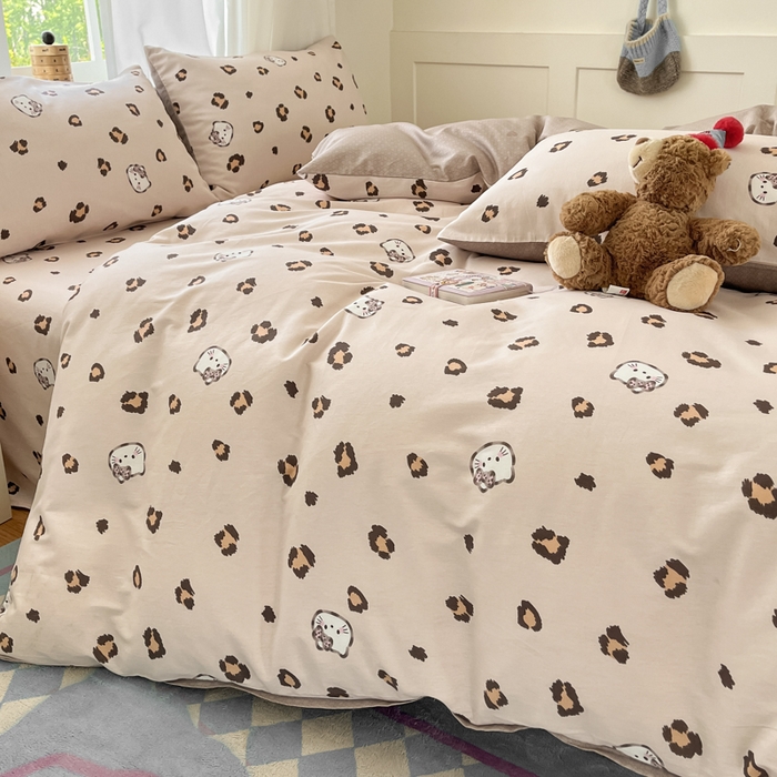 91家纺网 家纺一手货源 找家纺 首尔家纺 2025新款学生季全棉跑量款四件套系列卡通小清新AB版学生三件套 豹点猫咪