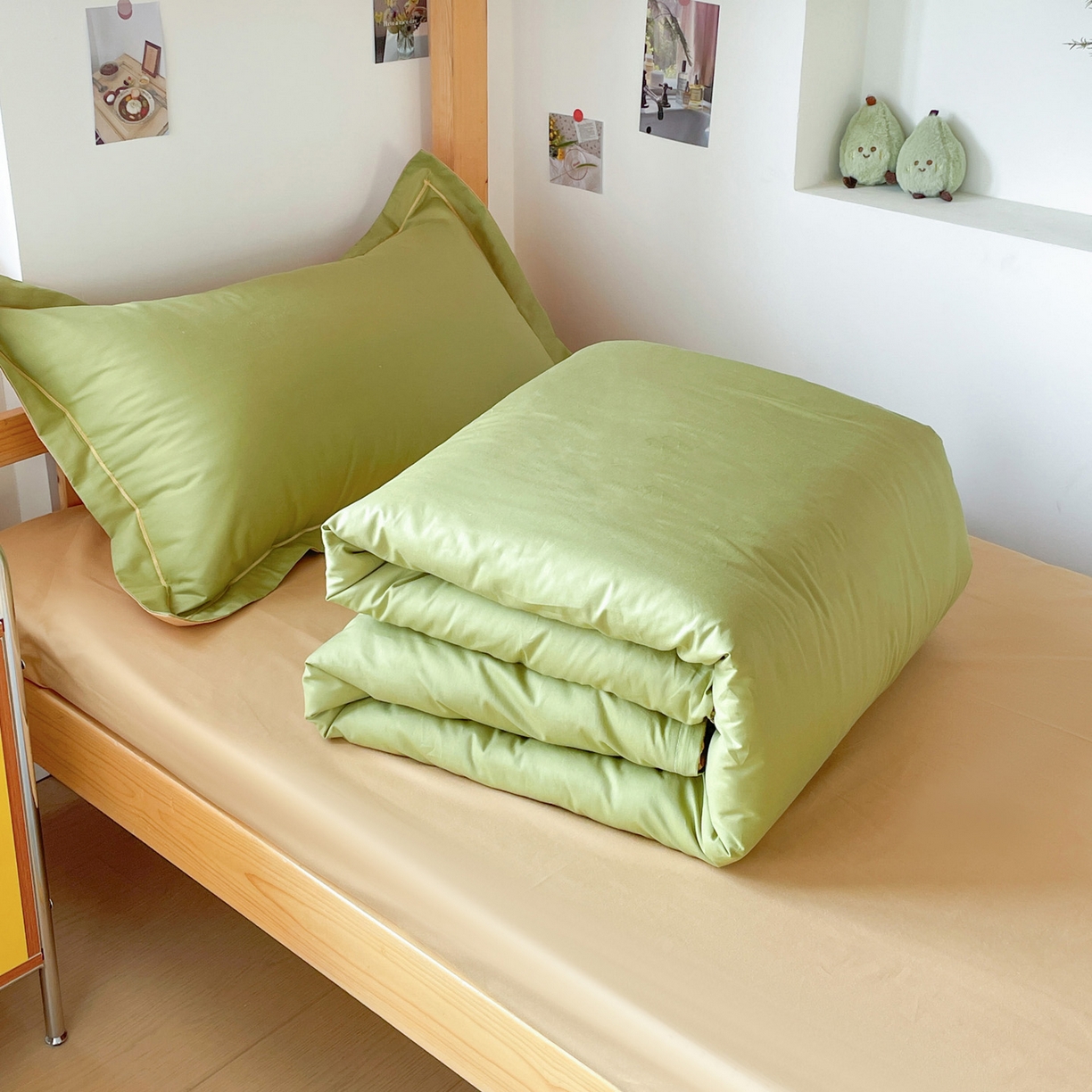 91家纺网 家纺一手货源 找家纺 恩泽家纺 2025新款全棉双拼学生宿舍三件套 果绿+卡其