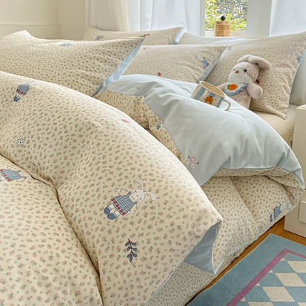 91家纺网 家纺一手货源 找家纺 首尔家纺 2025新款学生季全棉跑量款四件套系列卡通小清新AB版学生三件套 奶呼兔兔-米