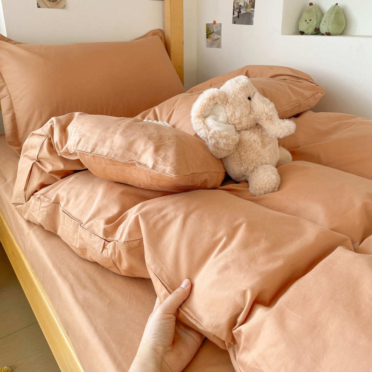 91家纺网 家纺一手货源 找家纺 恩泽家纺 2025新款全棉双拼学生宿舍三件套 红驼色