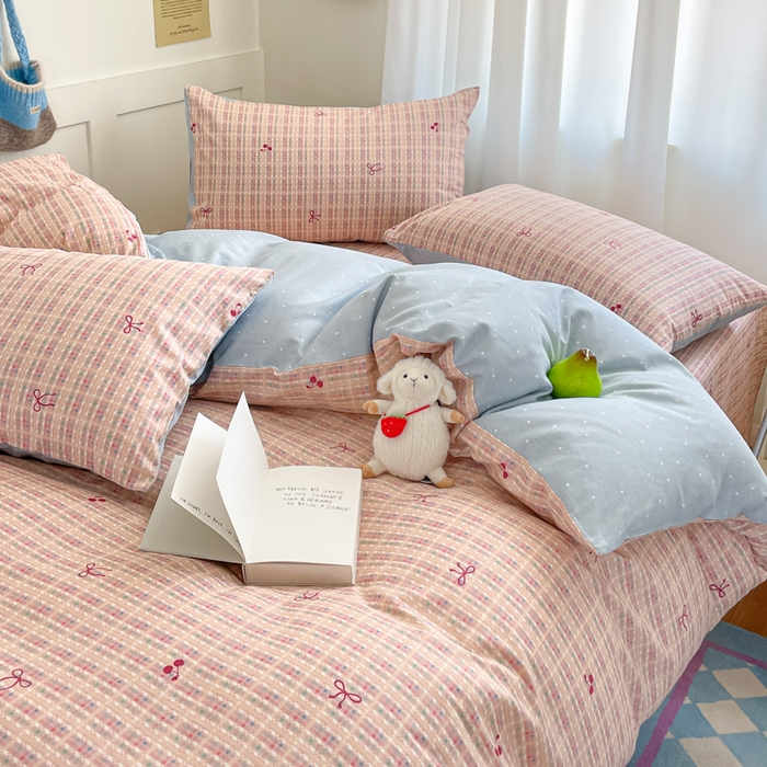 91家纺网 家纺一手货源 找家纺 首尔家纺 2025新款学生季全棉跑量款四件套系列卡通小清新AB版学生三件套 粉糯蝴蝶结