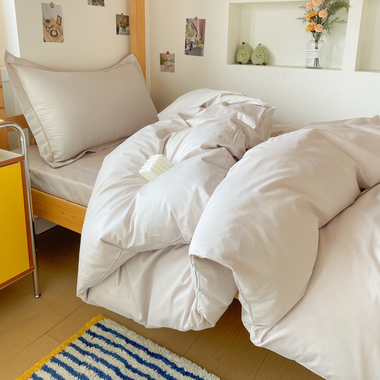 91家纺网 家纺一手货源 找家纺 恩泽家纺 2025新款全棉双拼学生宿舍三件套 米灰色