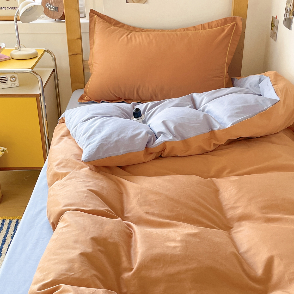 91家纺网 家纺一手货源 找家纺 恩泽家纺 2025新款全棉双拼学生宿舍三件套 红驼+月白兰