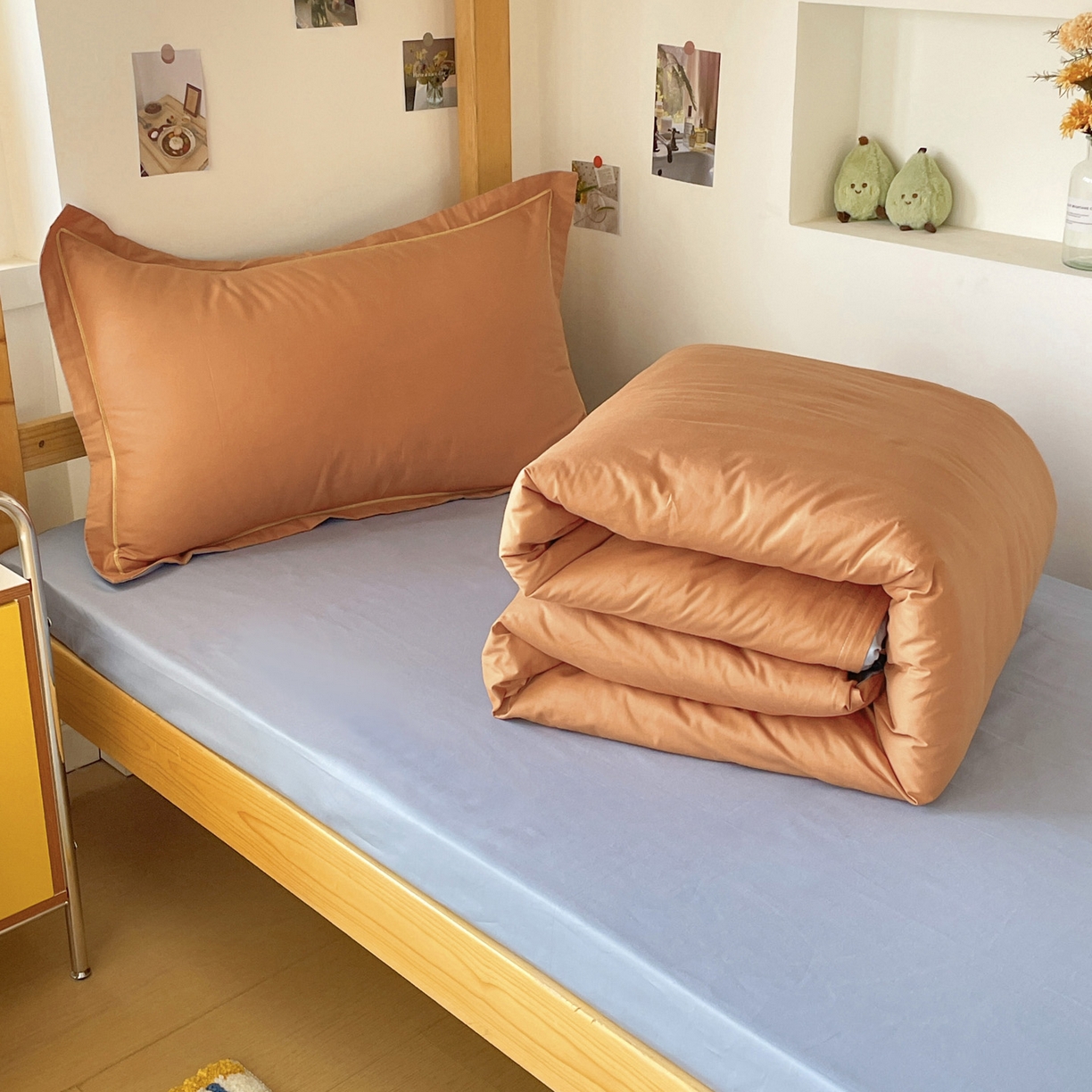 91家纺网 家纺一手货源 找家纺 恩泽家纺 2025新款全棉双拼学生宿舍三件套 红驼+月白兰