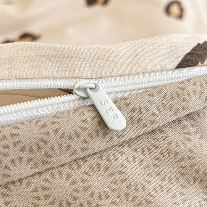 91家纺网 家纺一手货源 找家纺 首尔家纺 2025新款学生季全棉跑量款四件套系列卡通小清新AB版学生三件套 豹点猫咪