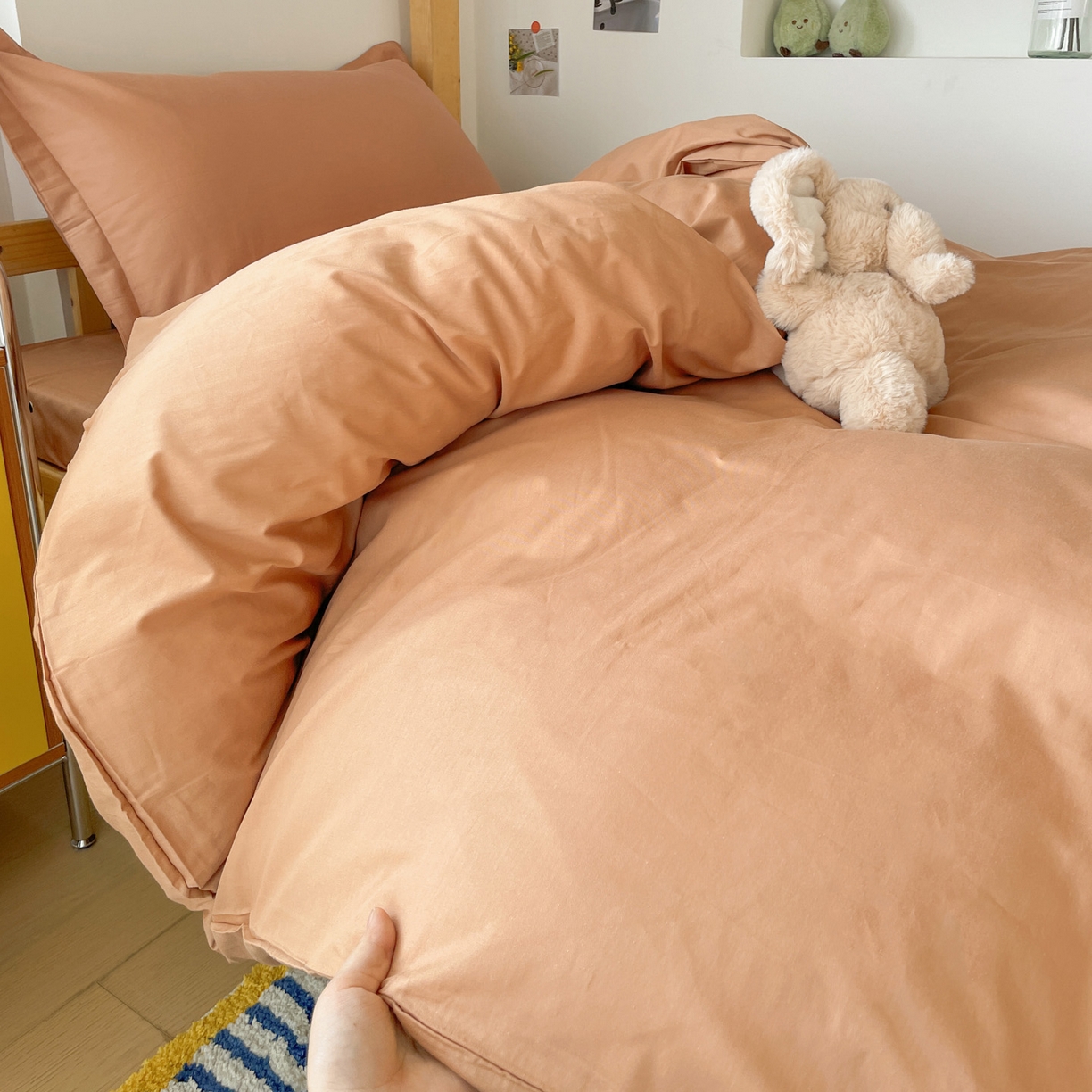 91家纺网 家纺一手货源 找家纺 恩泽家纺 2025新款全棉双拼学生宿舍三件套 红驼色