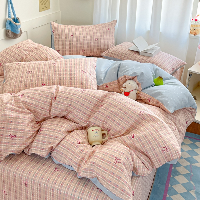 91家纺网 家纺一手货源 找家纺 首尔家纺 2025新款学生季全棉跑量款四件套系列卡通小清新AB版学生三件套 粉糯蝴蝶结