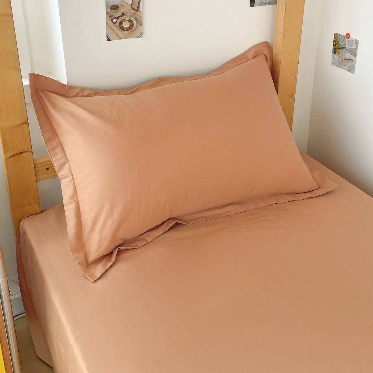 91家纺网 家纺一手货源 找家纺 恩泽家纺 2025新款全棉双拼学生宿舍三件套 红驼色