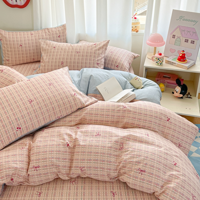 91家纺网 家纺一手货源 找家纺 首尔家纺 2025新款学生季全棉跑量款四件套系列卡通小清新AB版学生三件套 粉糯蝴蝶结