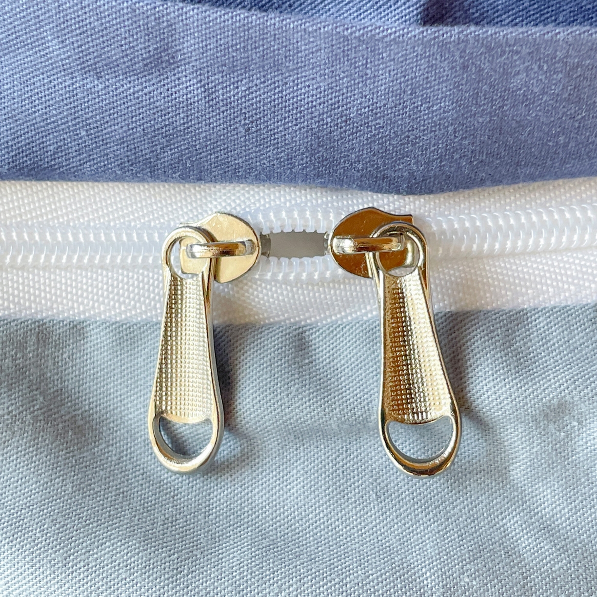 91家纺网 家纺一手货源 找家纺 恩泽家纺 2025新款全棉双拼学生宿舍三件套 藏青+月白兰