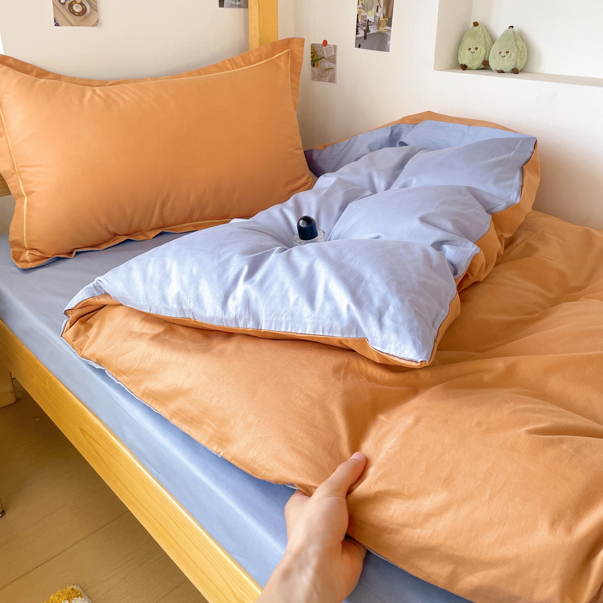 91家纺网 家纺一手货源 找家纺 恩泽家纺 2025新款全棉双拼学生宿舍三件套 红驼+月白兰