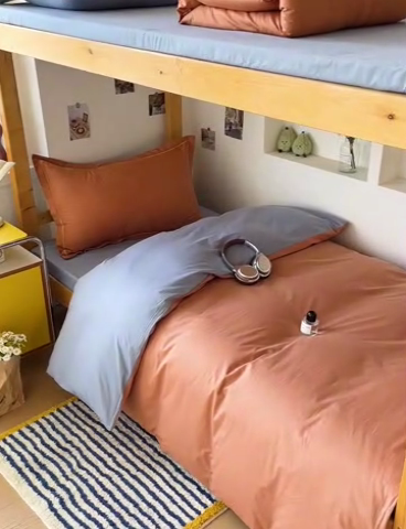 91家纺网 家纺一手货源 找家纺 恩泽家纺 2025新款全棉双拼学生宿舍三件套 红驼+月白兰