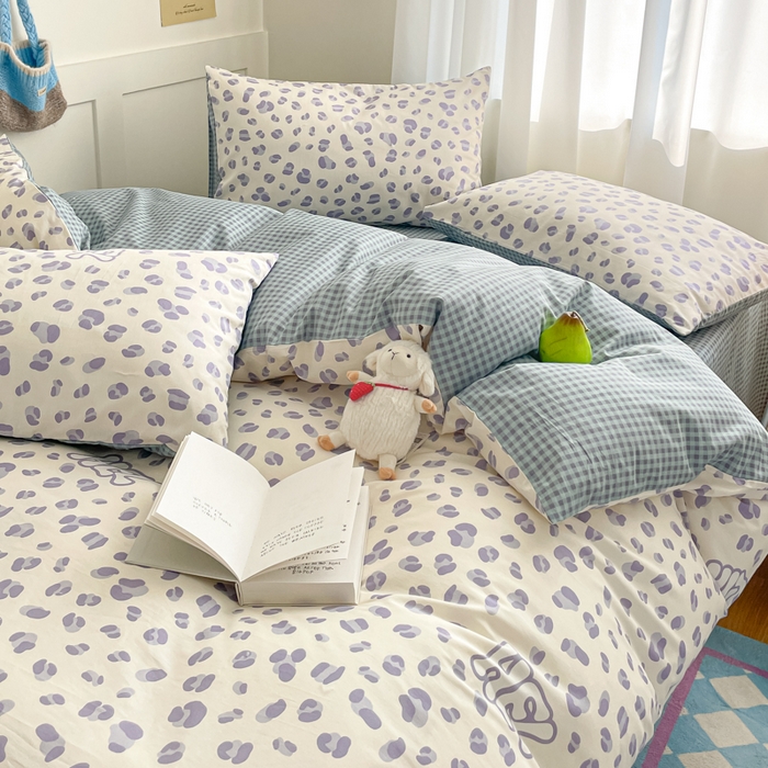 91家纺网 家纺一手货源 找家纺 首尔家纺 2025新款学生季全棉跑量款四件套系列卡通小清新AB版学生三件套 蓝点豹纹