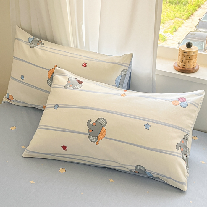 91家纺网 家纺一手货源 找家纺 首尔家纺 2025新款学生季全棉跑量款四件套系列卡通小清新AB版学生三件套 蓝帽小象