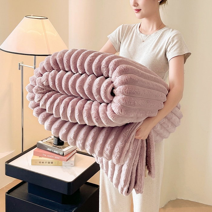 91家纺网 家纺一手货源 找家纺 一帆毯业 （总）跨境外贸2025新款仿兔毛宽抽条牛奶绒盖毯