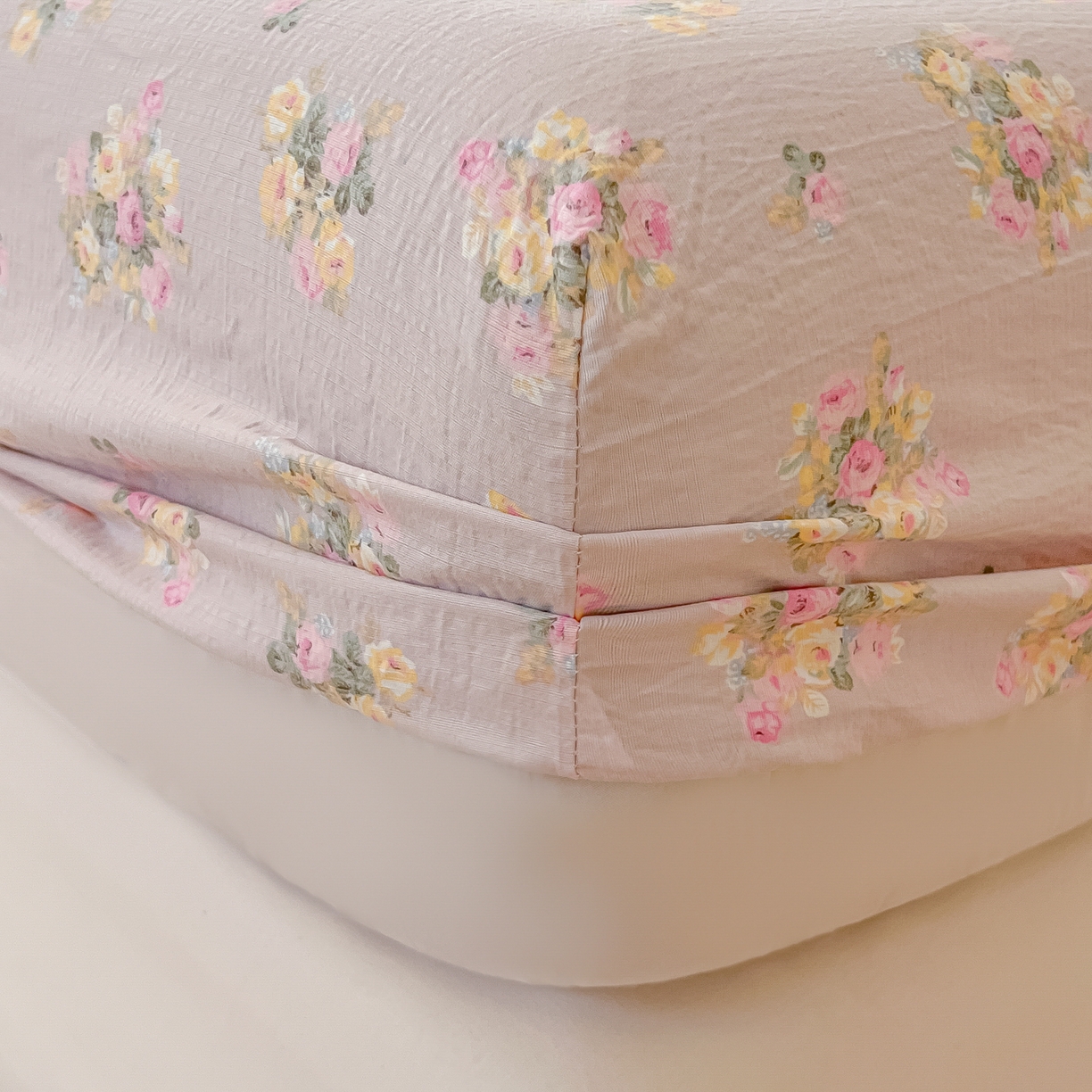 91家纺网 家纺一手货源 找家纺 韩巢家纺 2025新款云感提花双层纱单床笠热销款防滑床笠单件 奶油味的暗恋