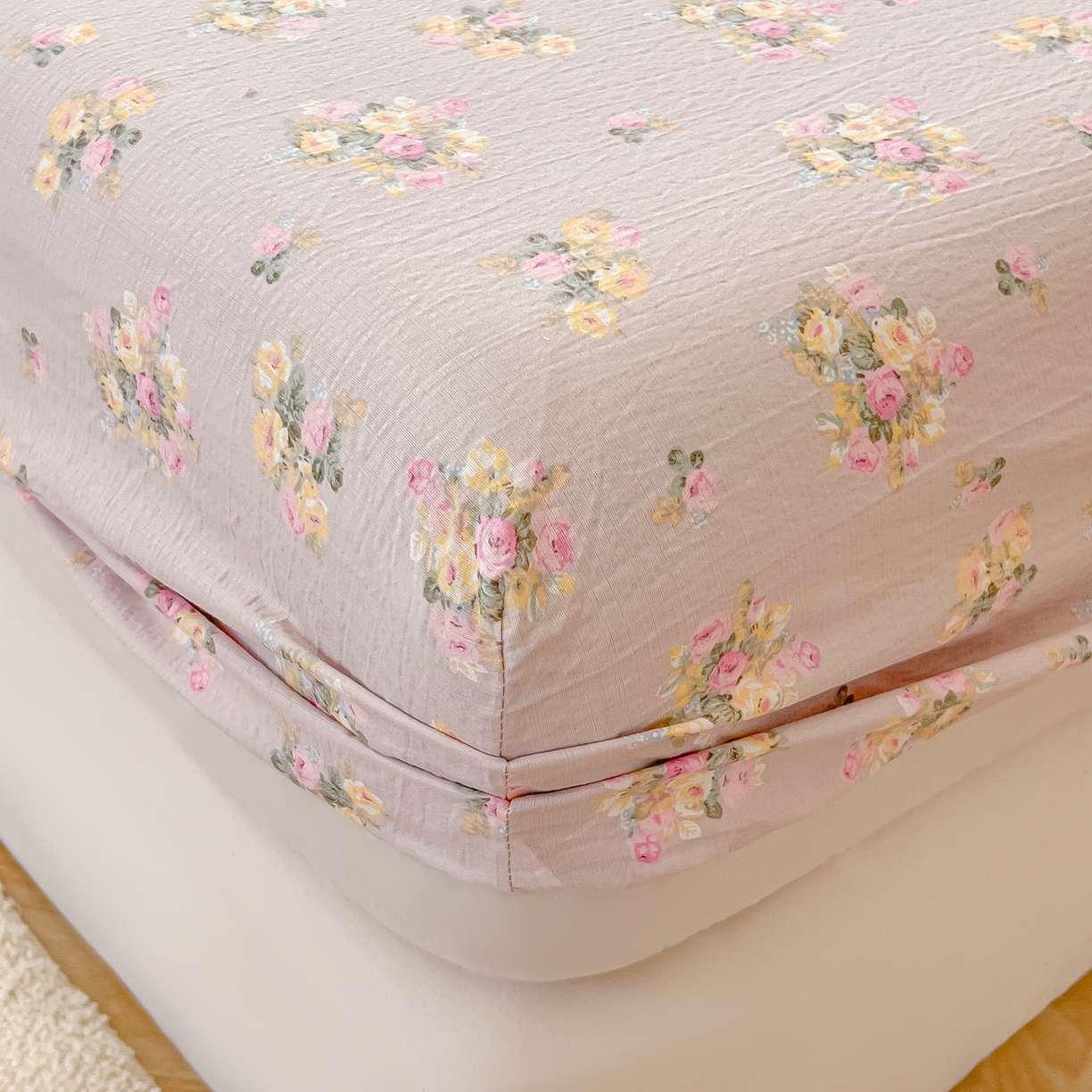 91家纺网 家纺一手货源 找家纺 韩巢家纺 2025新款云感提花双层纱单床笠热销款防滑床笠单件 奶油味的暗恋