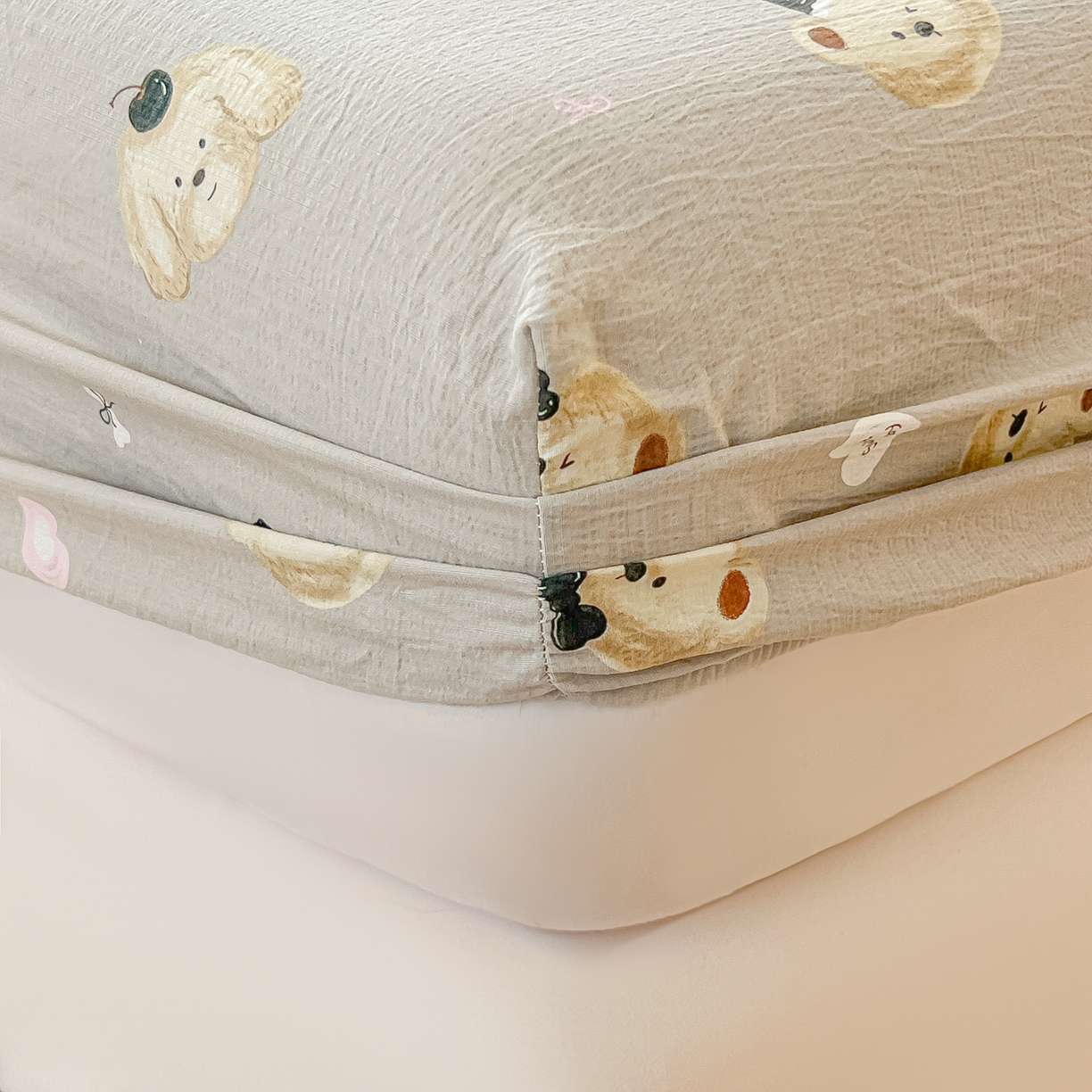 91家纺网 家纺一手货源 找家纺 韩巢家纺 2025新款云感提花双层纱单床笠热销款防滑床笠单件 奇妙小熊