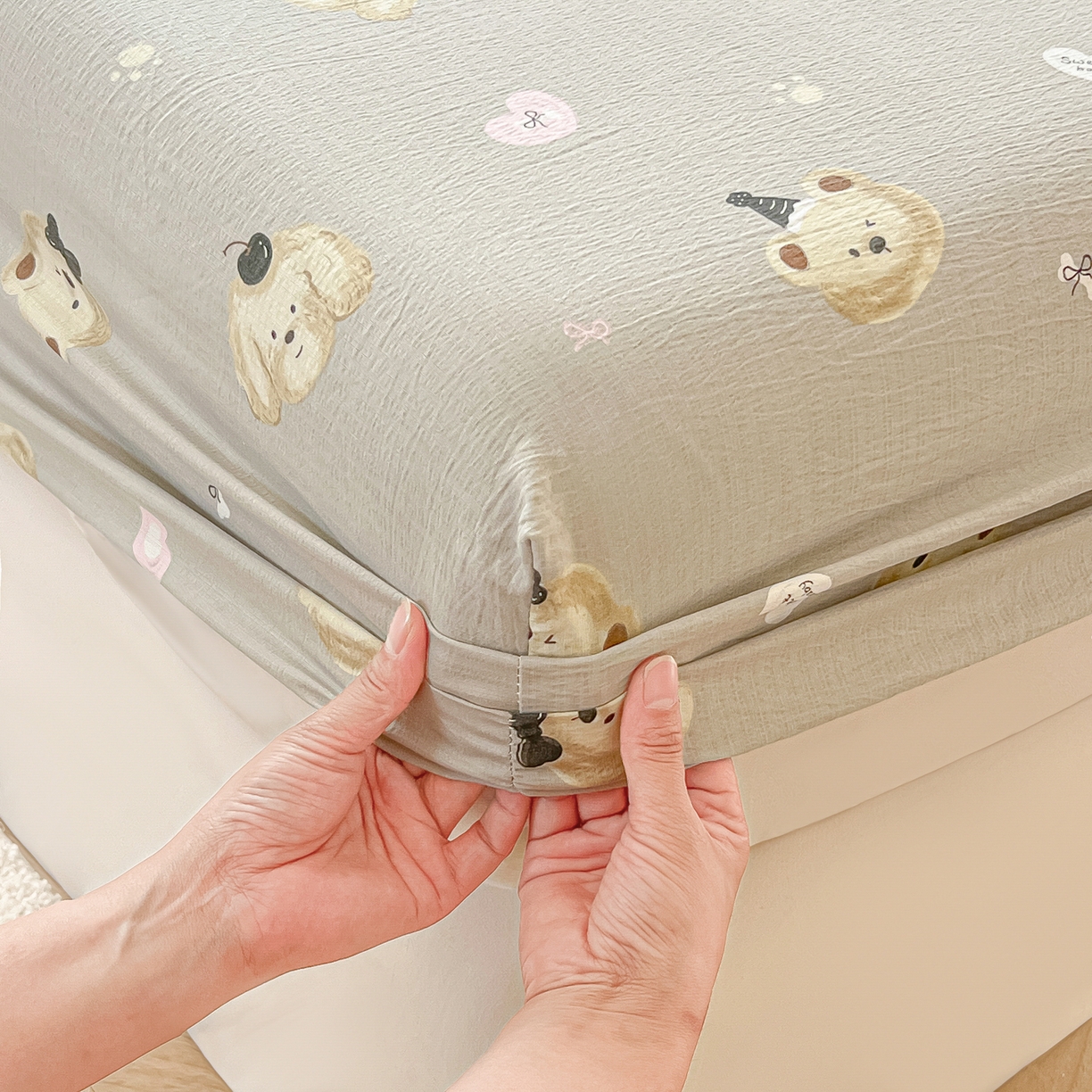 91家纺网 家纺一手货源 找家纺 韩巢家纺 2025新款云感提花双层纱单床笠热销款防滑床笠单件 奇妙小熊