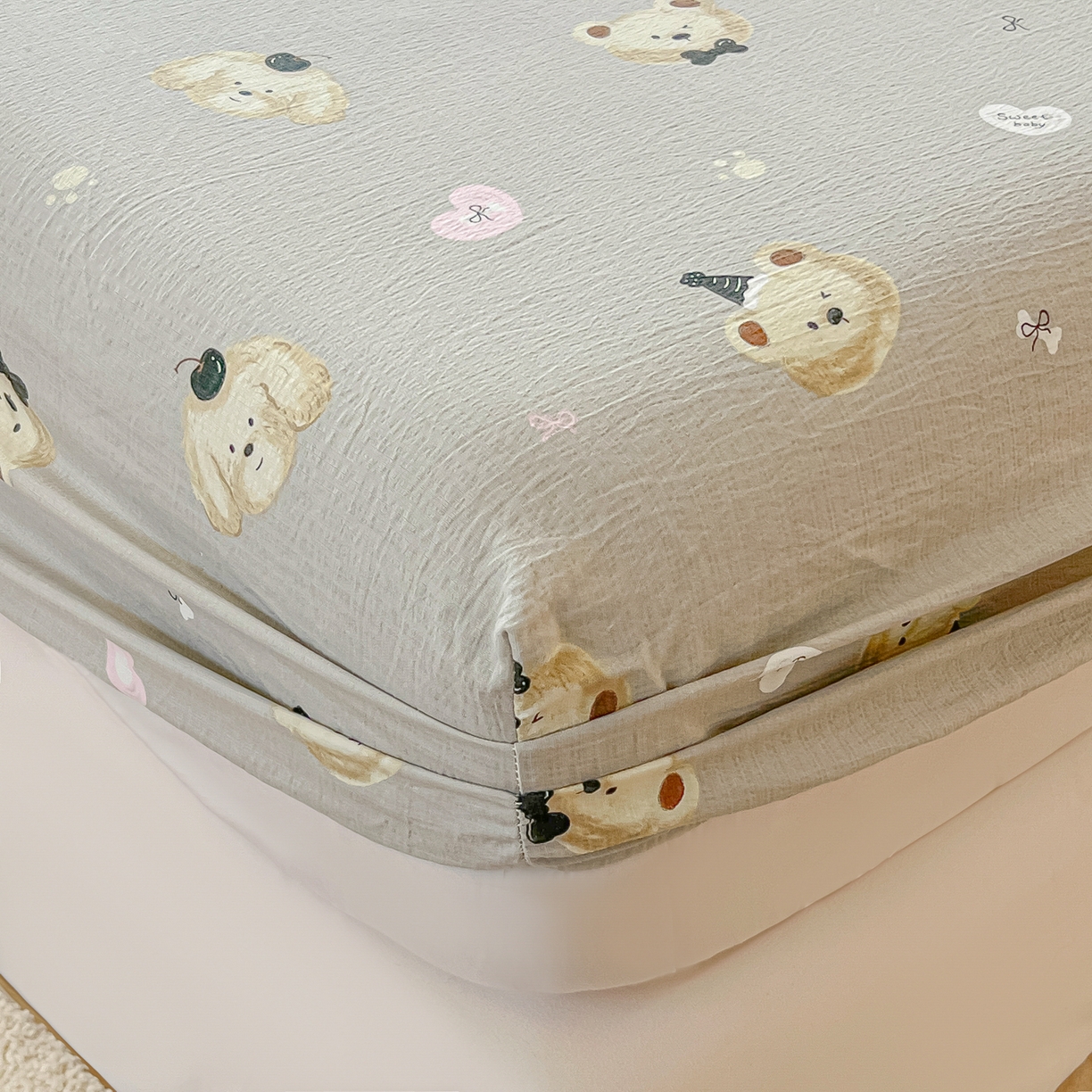 91家纺网 家纺一手货源 找家纺 韩巢家纺 2025新款云感提花双层纱单床笠热销款防滑床笠单件 奇妙小熊