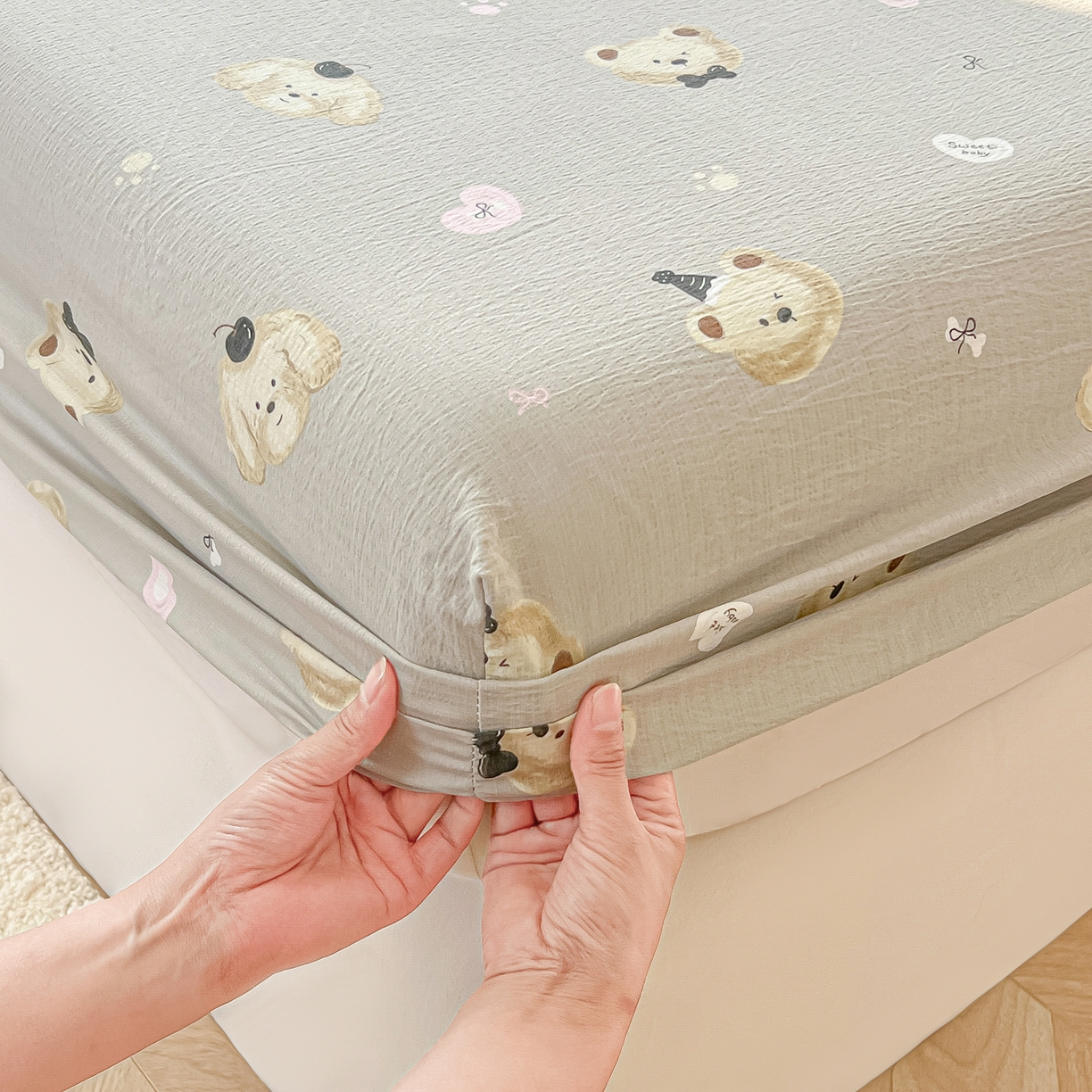 91家纺网 家纺一手货源 找家纺 韩巢家纺 2025新款云感提花双层纱单床笠热销款防滑床笠单件 奇妙小熊