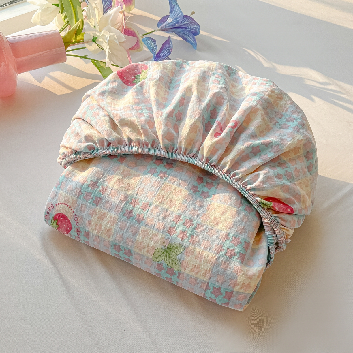 91家纺网 家纺一手货源 找家纺 韩巢家纺 2025新款云感提花双层纱单床笠热销款防滑床笠单件 有草莓的地方