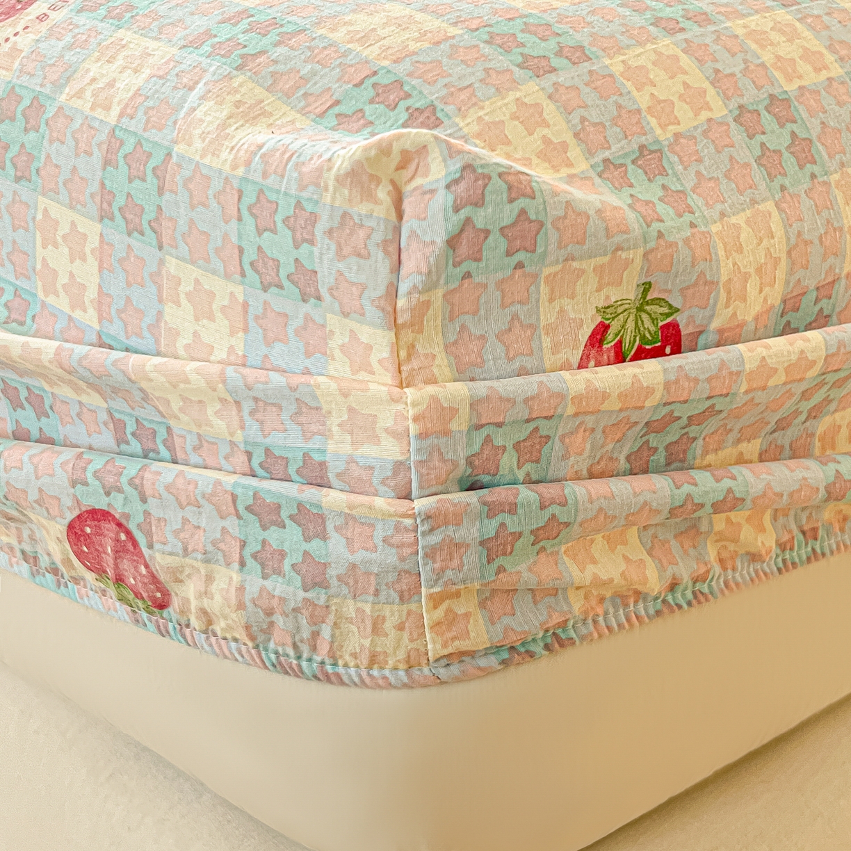 91家纺网 家纺一手货源 找家纺 韩巢家纺 2025新款云感提花双层纱单床笠热销款防滑床笠单件 有草莓的地方