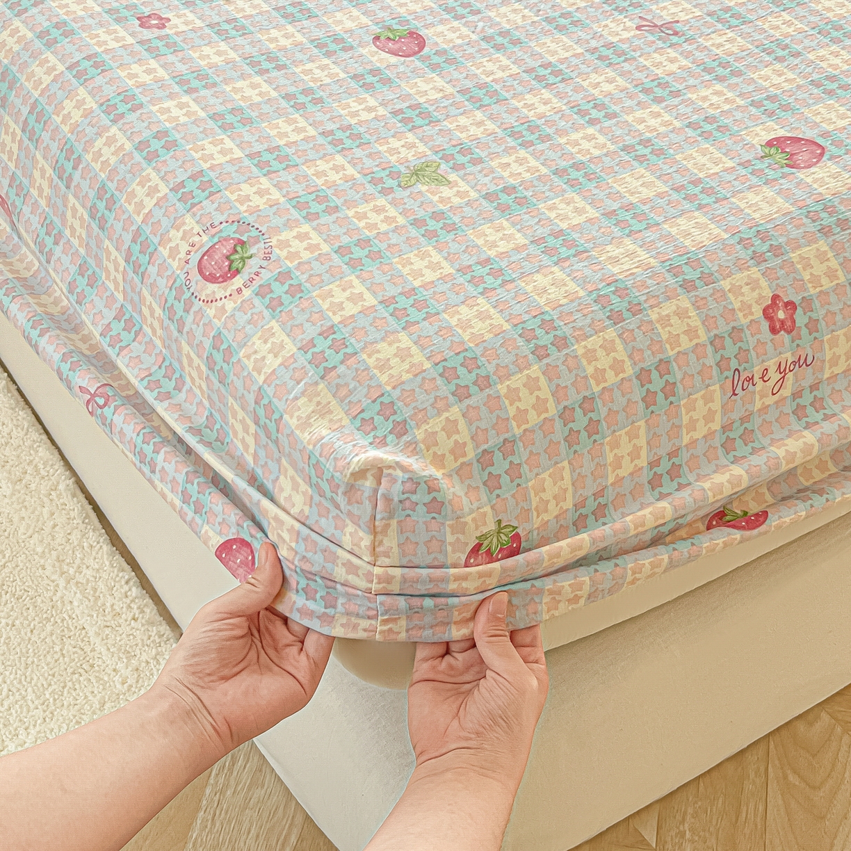 91家纺网 家纺一手货源 找家纺 韩巢家纺 2025新款云感提花双层纱单床笠热销款防滑床笠单件 有草莓的地方