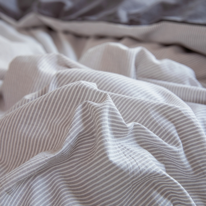 91家纺网 家纺一手货源 找家纺 柠萌家居 2025新款无印良品风色织水洗棉A类学生宿舍三件套 灰密条