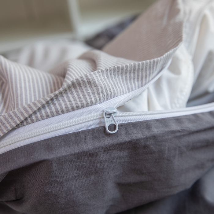 91家纺网 家纺一手货源 找家纺 柠萌家居 2025新款无印良品风色织水洗棉A类学生宿舍三件套 灰密条