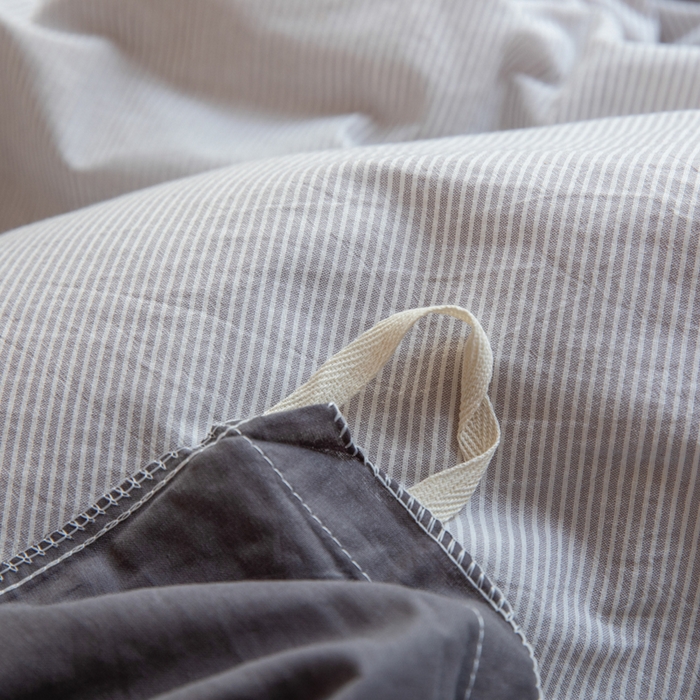 91家纺网 家纺一手货源 找家纺 柠萌家居 2025新款无印良品风色织水洗棉A类学生宿舍三件套 灰密条