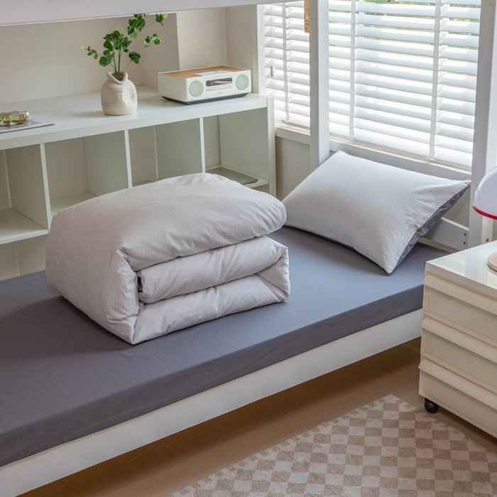 91家纺网 家纺一手货源 找家纺 柠萌家居 2025新款无印良品风色织水洗棉A类学生宿舍三件套 灰密条