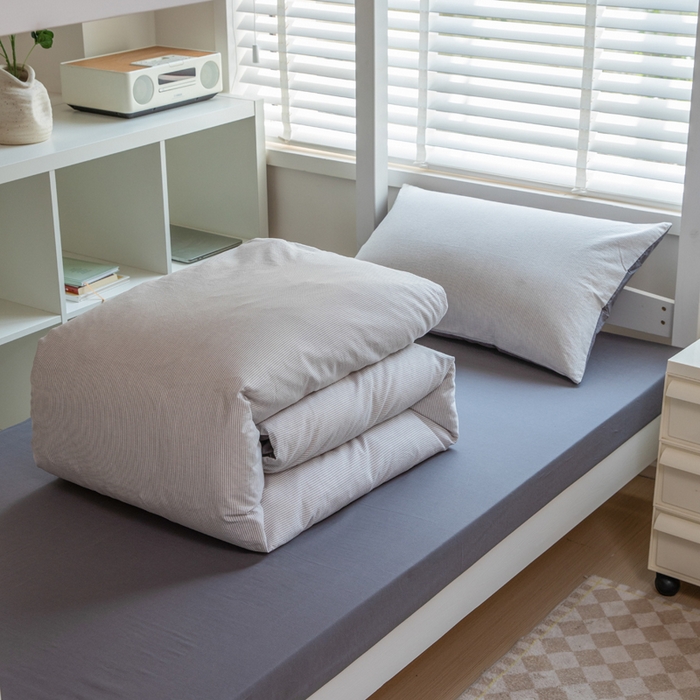 91家纺网 家纺一手货源 找家纺 柠萌家居 2025新款无印良品风色织水洗棉A类学生宿舍三件套 灰密条