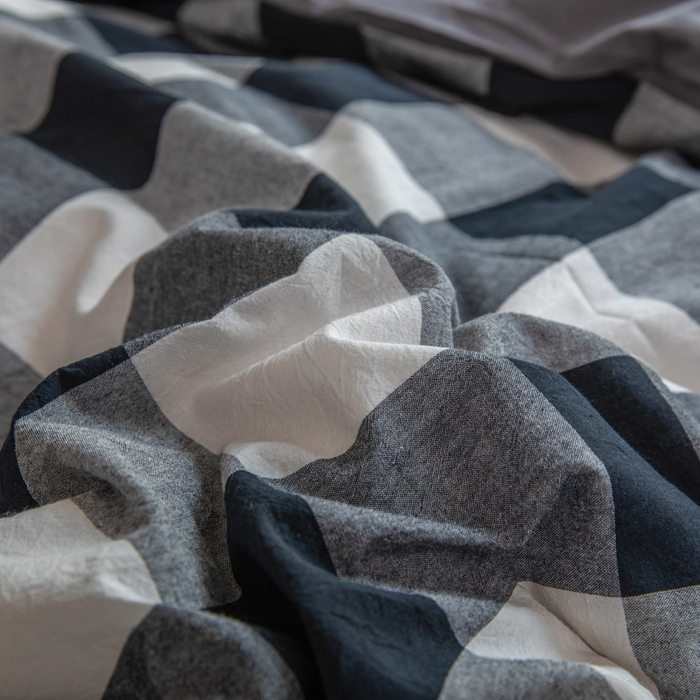 91家纺网 家纺一手货源 找家纺 柠萌家居 2025新款无印良品风色织水洗棉A类学生宿舍三件套 留恋时光-黑