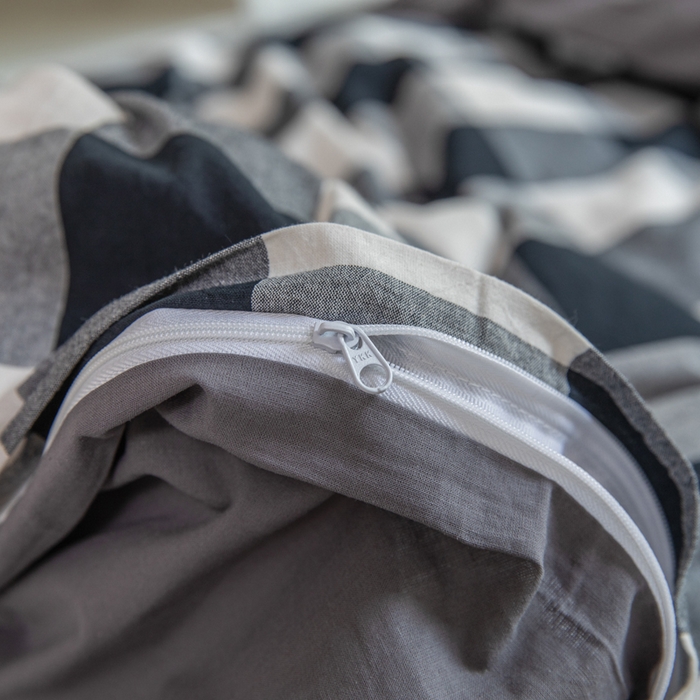 91家纺网 家纺一手货源 找家纺 柠萌家居 2025新款无印良品风色织水洗棉A类学生宿舍三件套 留恋时光-黑