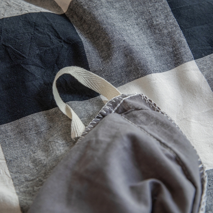 91家纺网 家纺一手货源 找家纺 柠萌家居 2025新款无印良品风色织水洗棉A类学生宿舍三件套 留恋时光-黑