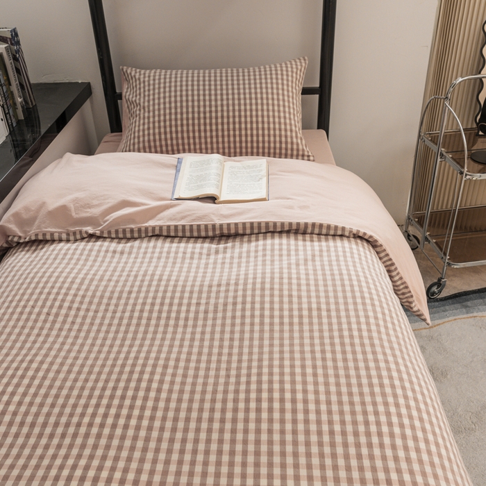 91家纺网 家纺一手货源 找家纺 柠萌家居 2025新款无印良品风色织水洗棉A类学生宿舍三件套 蜜粉格