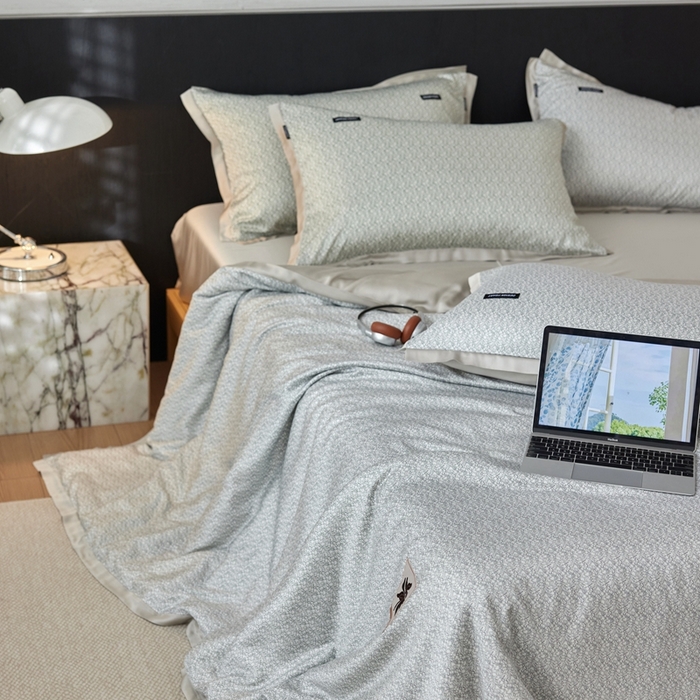 91家纺网 家纺一手货源 找家纺 （总）安莱生活 2025年新款60支兰精天丝数码印花条纹时尚款四件套