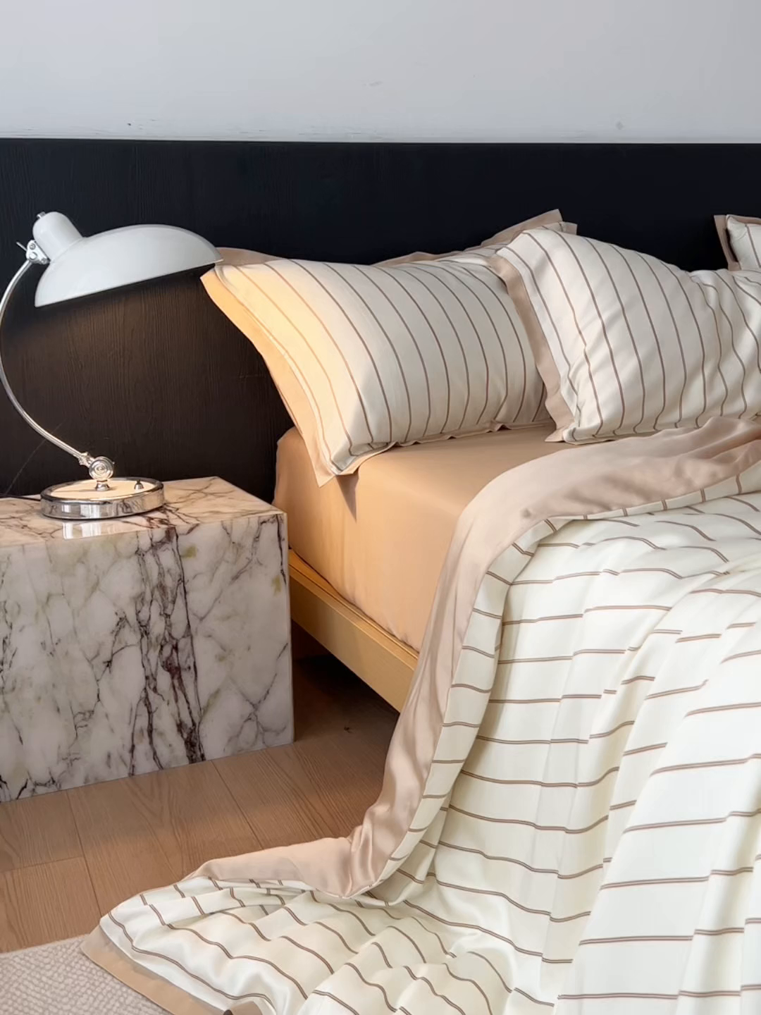 91家纺网 家纺一手货源 找家纺 （总）安莱生活 2025年新款60支兰精天丝数码印花条纹时尚款四件套