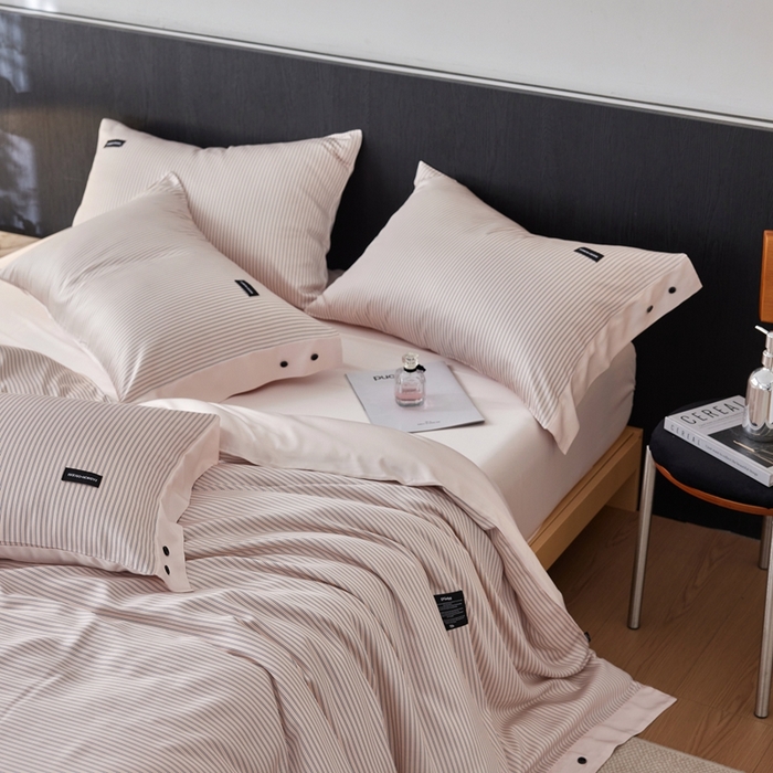 91家纺网 家纺一手货源 找家纺 安莱生活 2025年新款60支兰精天丝数码印花条纹时尚款四件套 多琳-粉